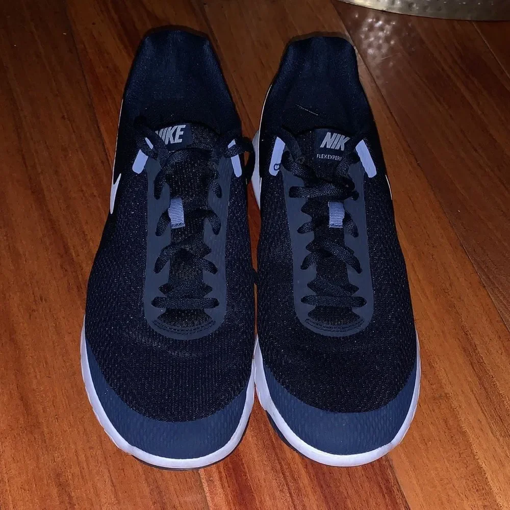 Nike navy men’s Mesh Sneakers with White Swoosh size 11.5